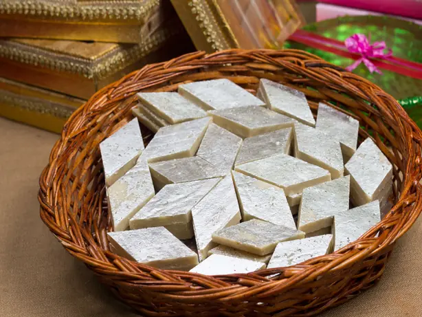 Foto von Kaju Katli – Zartschmelzendes indisches Cashew-Konfekt – fertig angerichtet
