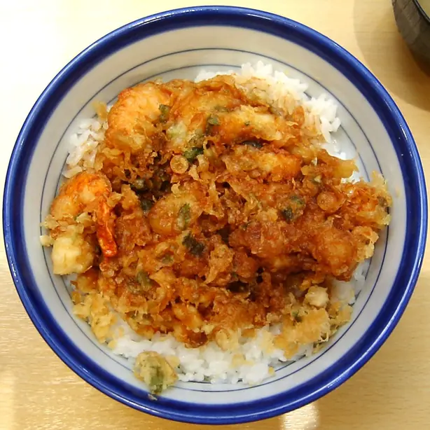 Foto von Kakiage - Knusprige japanische Tempura-Nester – fertig angerichtet