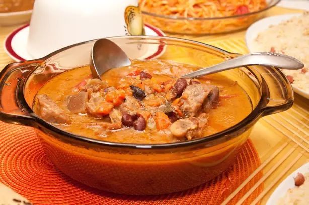 Foto von Kaldereta - Herzhaftes philippinisches Rinderragout mit Leberpastete – fertig angerichtet