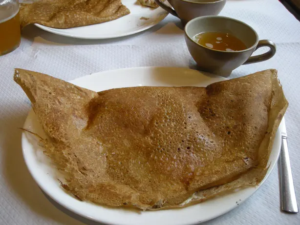 Foto von Kaletez - Die originale bretonische Buchweizen-Galette – fertig angerichtet