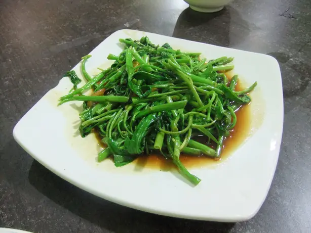 Foto von Kangkung Belacan - Würziger Wasserspinat mit Garnelenpaste – fertig angerichtet