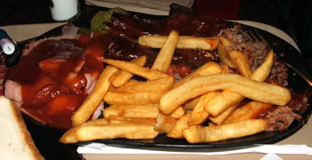 Foto von Kansas City-Style Barbecue Ribs – Das Original mit der legendären Sauce – fertig angerichtet