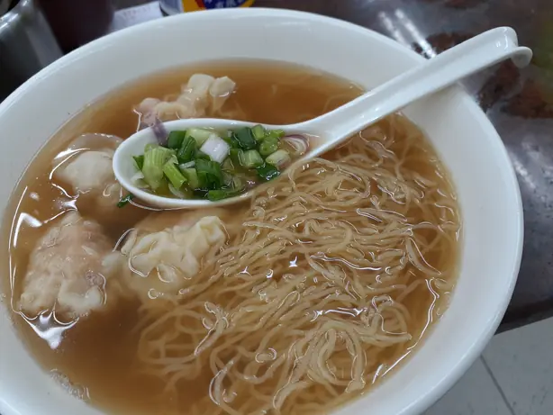 Foto von Kantonesische Wonton-Nudelsuppe (Yuntunmian) – fertig angerichtet