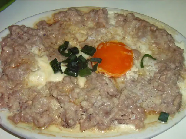 Wikipedia-Bild - HK_Food_棟記飯店_Tung_Kee_咸蛋蒸肉餅_Meat_Cake.JPG - Foto: Cnta2xam - CC BY-SA 3.0
