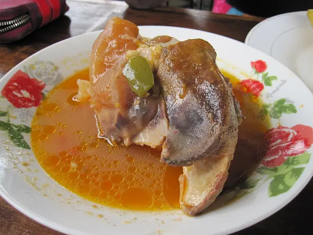 Foto von Traditioneller Geschmorter Ochsenfuß (Cow's Trotter Stew) – fertig angerichtet