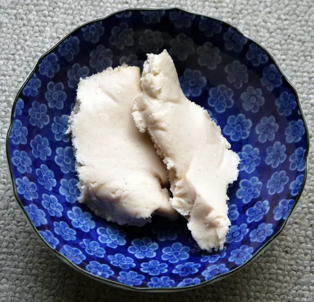 Foto von Kasujiru - Wärmende japanische Wintersuppe mit Sake-Kasu und Lachs – fertig angerichtet
