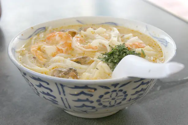 Foto von Katong Laksa - Der originale Löffel-Laksa aus Singapur – fertig angerichtet