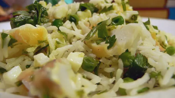 Foto von Kedgeree – Der anglo-indische Frühstücksklassiker mit geräuchertem Schellfisch – fertig angerichtet