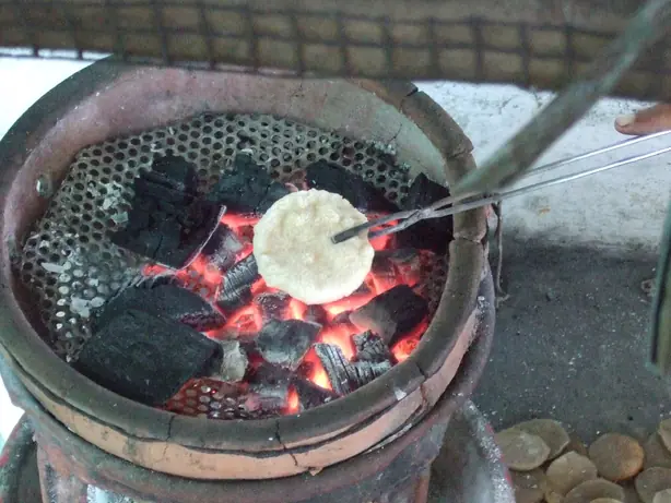 Wikipedia-Bild - Grilling_kerupuk_kemplang.JPG - Foto: Sakurai Midori - CC BY-SA 3.0