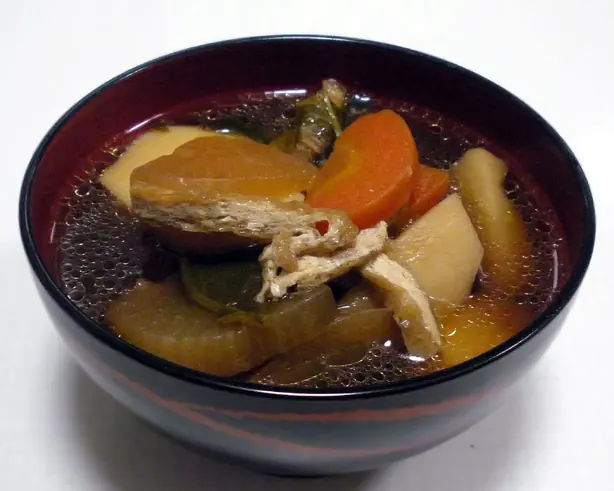 Foto von Kenchin-jiru: Japanische Wurzelgemüsesuppe mit Tofu – fertig angerichtet