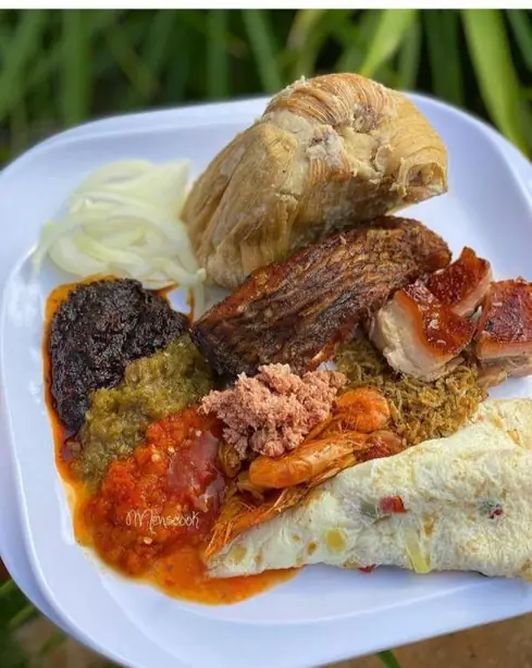 Foto von Kenkey (Fermentierte Mais-Klöße aus Ghana) – fertig angerichtet
