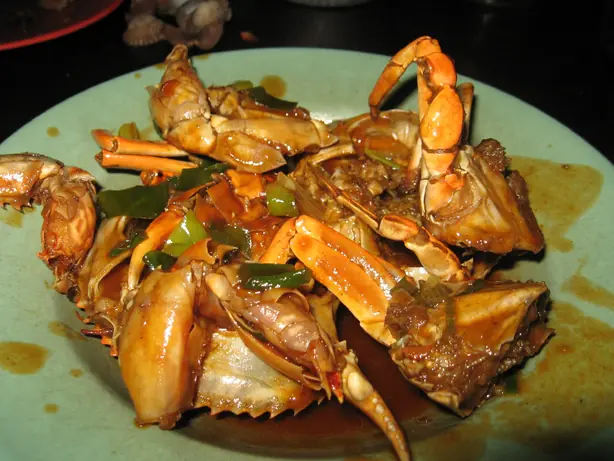 Foto von Kepiting Saus Padang – Indonesische Krabbe in feuriger Padang-Sauce – fertig angerichtet