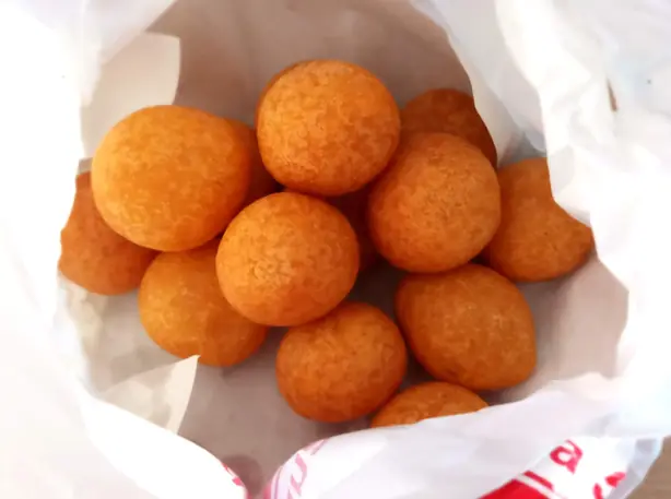 Foto von Khanom Khai Nok Kratha - Thailändische Süßkartoffelbällchen – fertig angerichtet