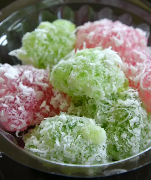 Foto von Khanom Tom – Thailändische Klebreis-Bällchen mit Kokosfüllung – fertig angerichtet