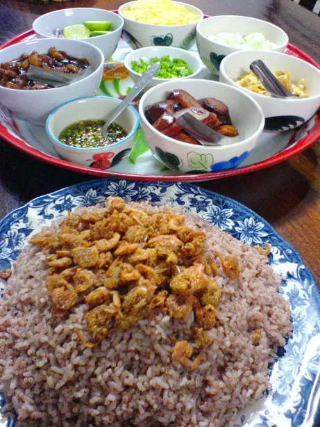 Foto von Khao Khluk Kapi - Thailändischer gebratener Reis mit Garnelenpaste & süßem Schweinefleisch – fertig angerichtet