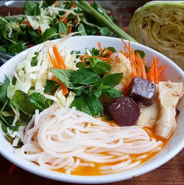 Foto von Khao Poon (Laotische Kokos-Curry-Nudelsuppe) – fertig angerichtet