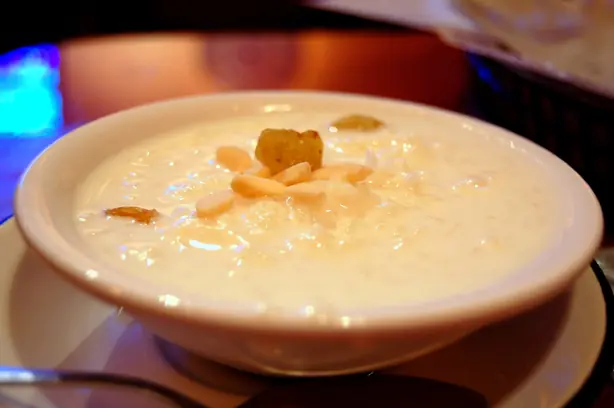 Foto von Kheer - Indischer Milchreis mit Safran und Kardamom – fertig angerichtet
