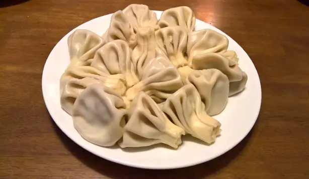 Foto von Khinkali - Georgische Teigtaschen mit saftiger Fleischfüllung – fertig angerichtet