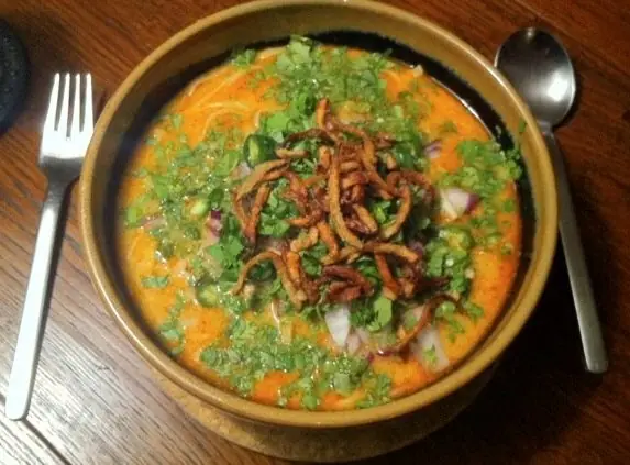 Foto von Khow Suey – Cremige Burmesische Kokos-Curry-Nudelsuppe – fertig angerichtet