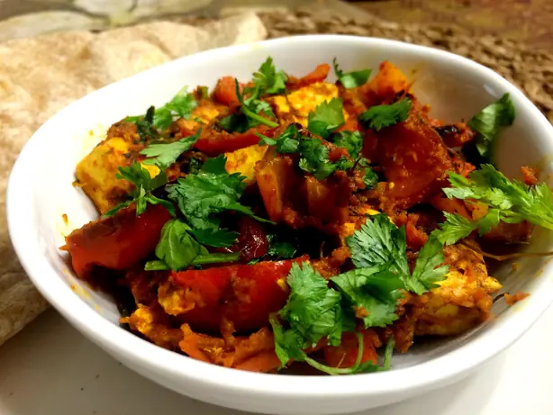 Foto von Khoya Paneer - Cremiges nordindisches Curry mit Sahne und Nüssen – fertig angerichtet