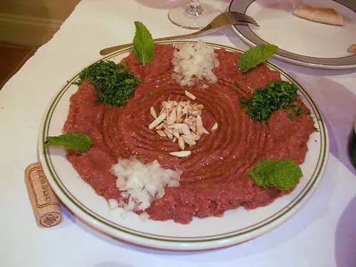 Foto von Kibbeh Nayyeh - Das tatarische Juwel der Levante – fertig angerichtet