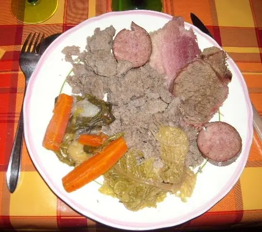 Foto von Kig ha farz - Der bretonische Pot-au-Feu mit Buchweizen-Kloß – fertig angerichtet