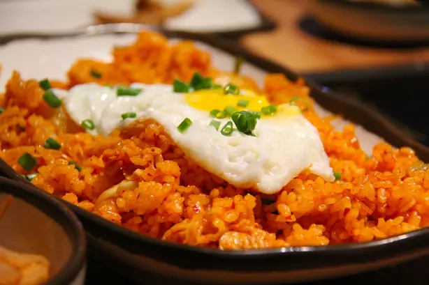 Foto von Kimchi Bokkeumbap – Der ultimative koreanische Bratreis – fertig angerichtet