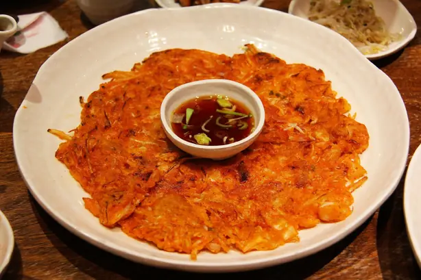 Foto von Kimchijeon - Knusprige koreanische Kimchi-Pfannkuchen – fertig angerichtet