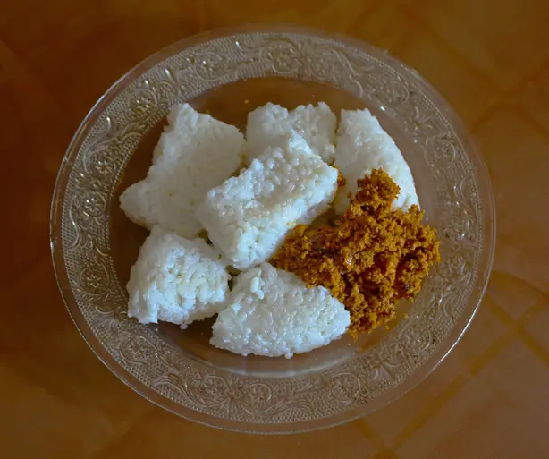 Foto von Kiribath – Sri Lankischer Kokos-Milchreis (Der Glücksbringer) – fertig angerichtet