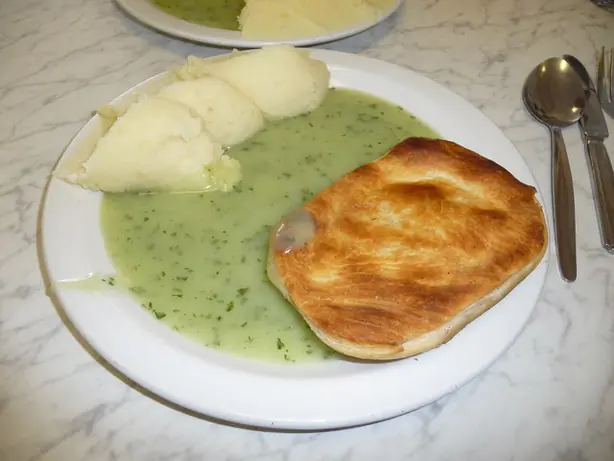 Foto von Klassische Englische Petersiliensauce – fertig angerichtet
