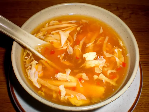 Foto von Klassische Hot and Sour Soup (Suan La Tang) – Der chinesische Suppenklassiker – fertig angerichtet