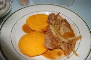 Foto von Klassische Leber mit Zwiebeln – Zart & Herzhaft – fertig angerichtet