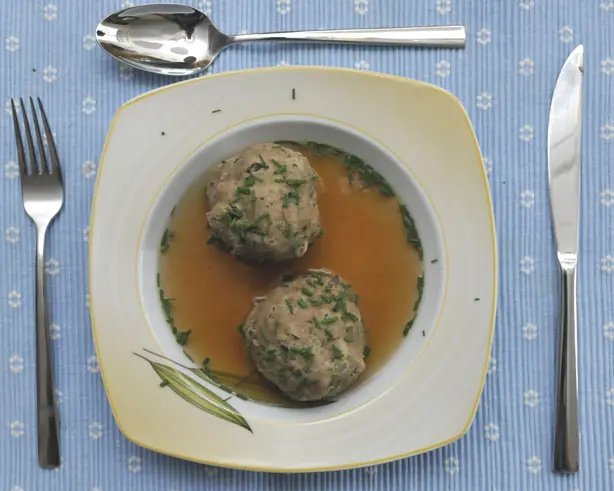 Foto von Klassische Leberknödel - Deftige Tradition aus Bayern & Österreich – fertig angerichtet