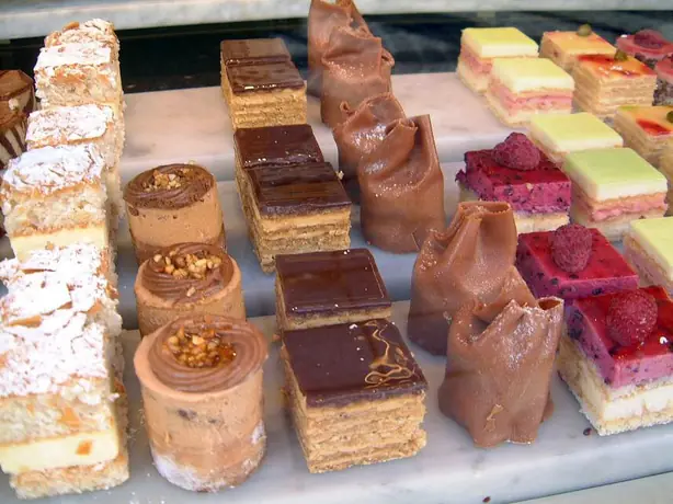 Foto von Klassische Petit Fours Glacés – fertig angerichtet