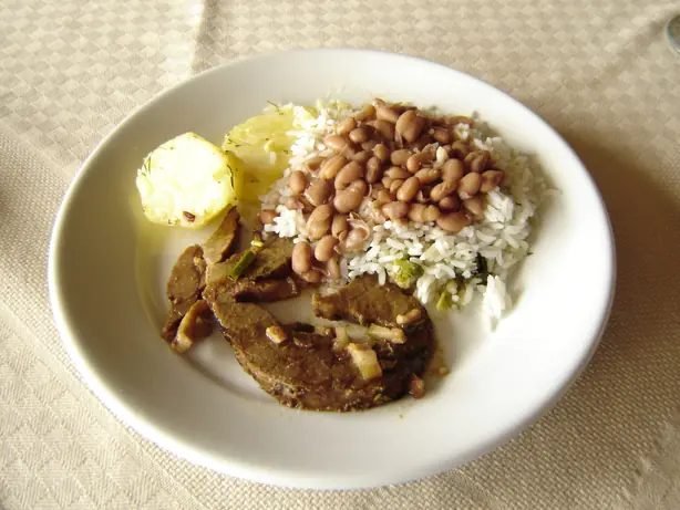 Foto von Klassische Reis und Bohnen (Gallo Pinto / Moros y Cristianos) – fertig angerichtet