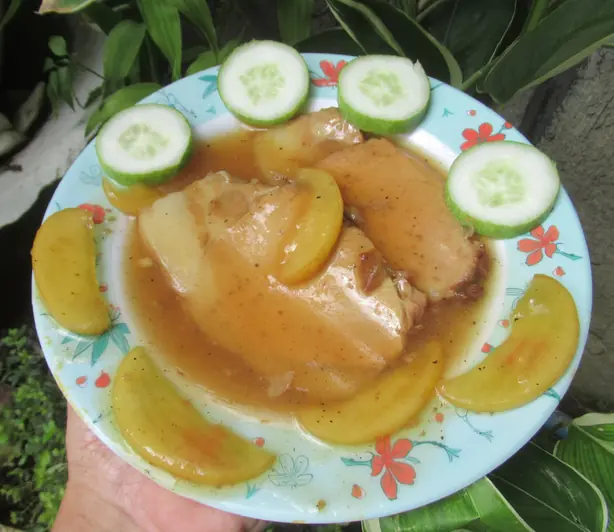 Foto von Klassische Schweinekoteletts mit Apfelmus – fertig angerichtet