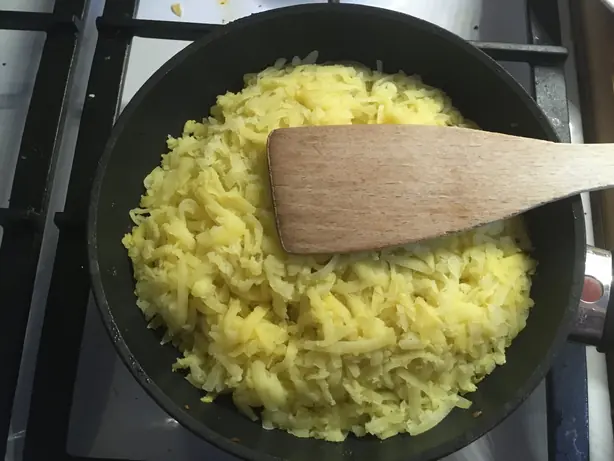 Importbild - Rösti_mit_Pfannenwender.jpg - Foto: Poupou l'quourouce - CC BY 4.0
