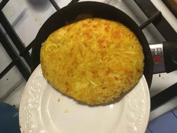 Importbild - Rösti_wenden_mithilfe_eines_Tellers.jpg - Foto: Poupou l'quourouce - CC BY 4.0