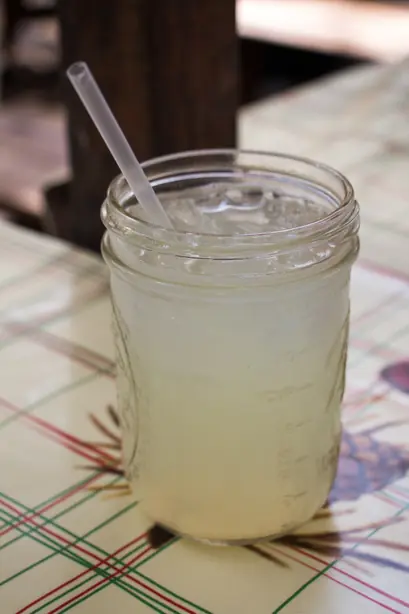 Foto von Klassische selbstgemachte Limonade - Erfrischend & Natürlich – fertig angerichtet