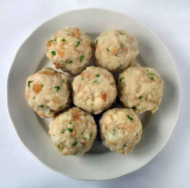 Foto von Klassische Semmelknödel - Die perfekte Beilage aus dem Alpenraum – fertig angerichtet