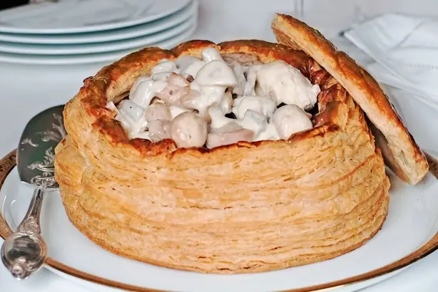 Foto von Klassische Vol-au-vent (Blätterteigpastetchen) – fertig angerichtet