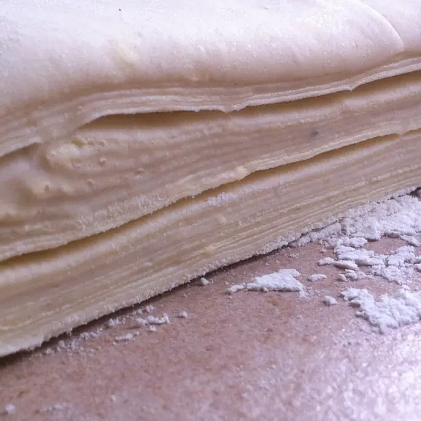 Foto von Klassischer französischer Blätterteig (Pâte Feuilletée) – fertig angerichtet