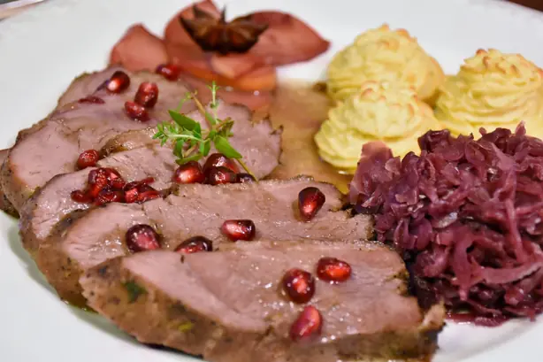 Foto von Klassischer Gänsebraten (Weihnachtsgans) – fertig angerichtet