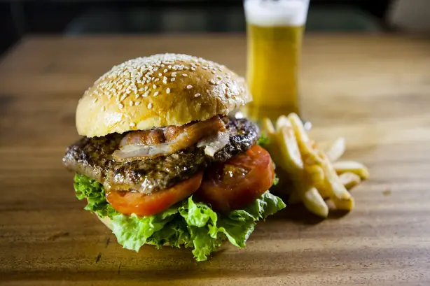 Foto von Klassischer Hamburger - Das amerikanische Original – fertig angerichtet