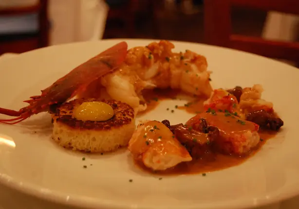 Foto von Klassischer Lobster Newberg (Hummer nach Newberg Art) – fertig angerichtet