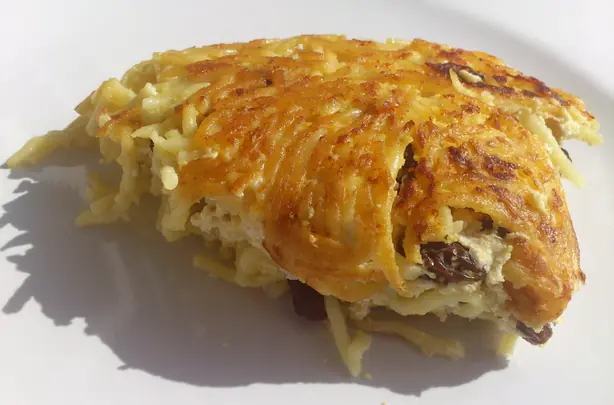 Foto von Klassischer Lokshen Kugel – Süßer jüdischer Nudelauflauf – fertig angerichtet