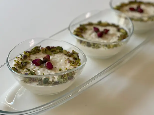 Foto von Klassischer Muhallebi – Cremiger Milchpudding mit Rosenwasser & Pistazien – fertig angerichtet