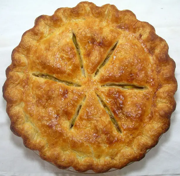 Wikipedia-Bild - Top_down_view_of_peach_pie_(722379748).jpg - Foto: Heather from Maine, USA - CC BY 2.0