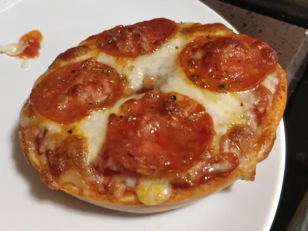 Wikipedia-Bild - Pepperoni_pizza_bagel.jpg - Foto: 3df - CC BY-SA 4.0