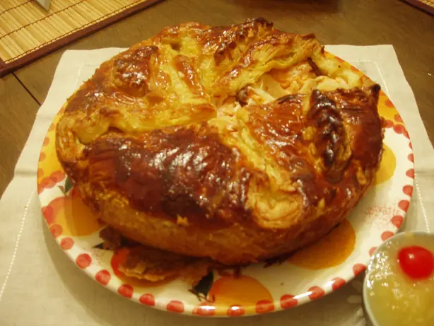 Foto von Klassischer Russischer Pirog mit Weißkohl – fertig angerichtet